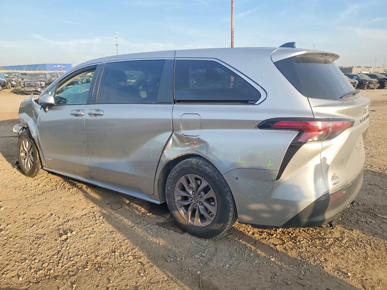 2021 TOYOTA SIENNA LE — снимка 2
