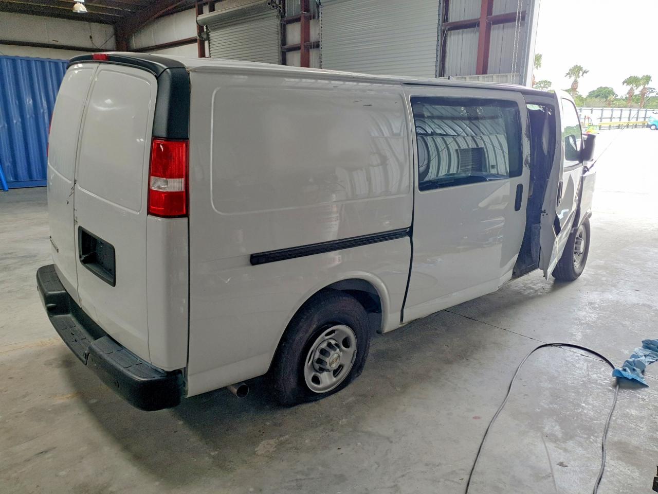 2025 CHEVROLET EXPRESS 2500 — снимка 3