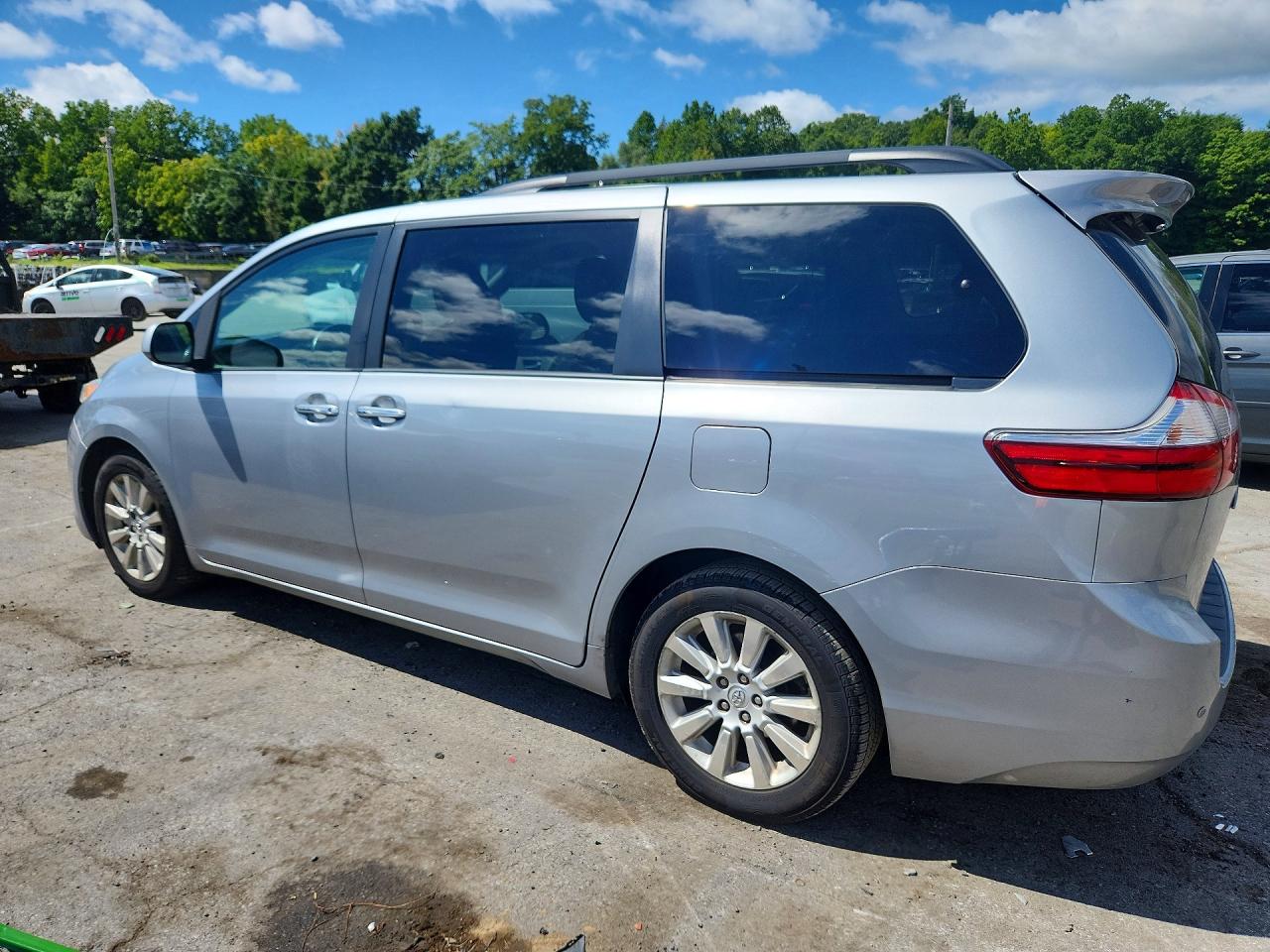 2015 TOYOTA SIENNA XLE 7-PASSENGER — снимка 2