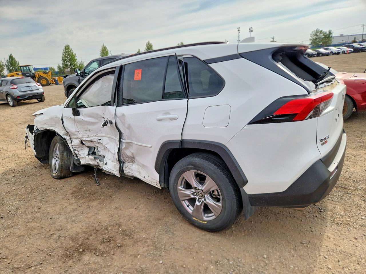 2025 TOYOTA RAV4 XLE — снимка 2