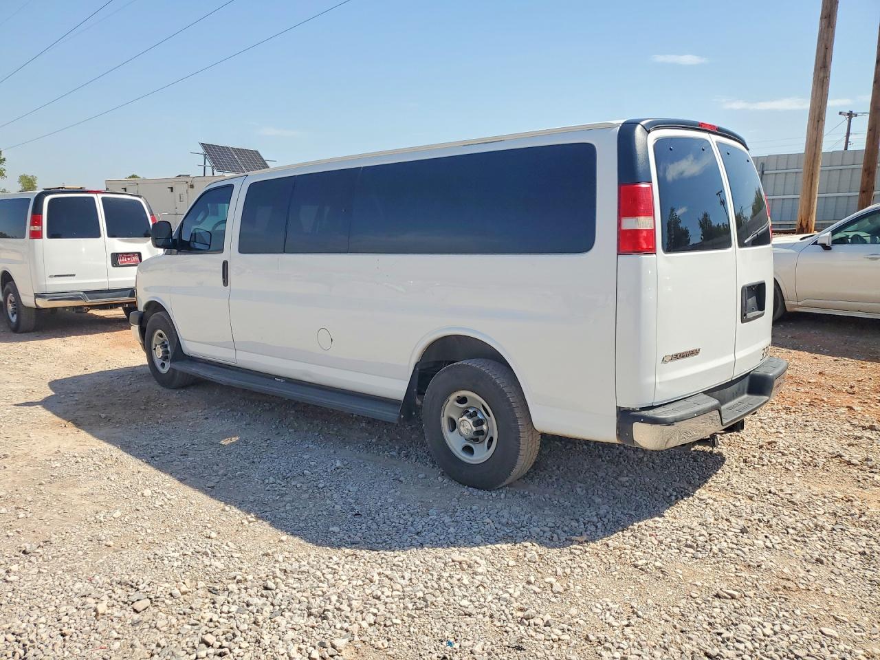 2017 CHEVROLET EXPRESS G3500 LT — снимка 2