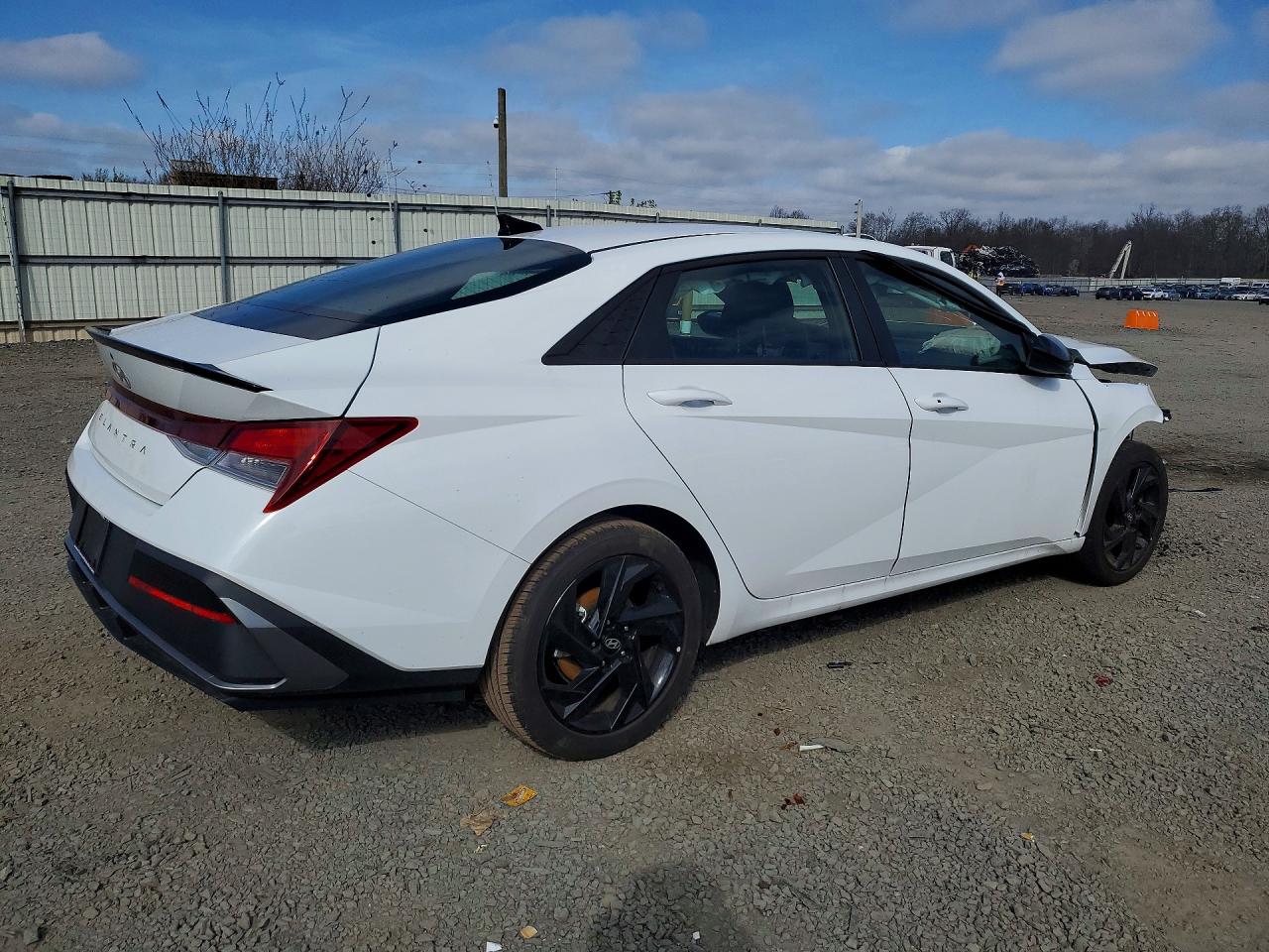 2026 HYUNDAI ELANTRA SEL SPORT — снимка 3