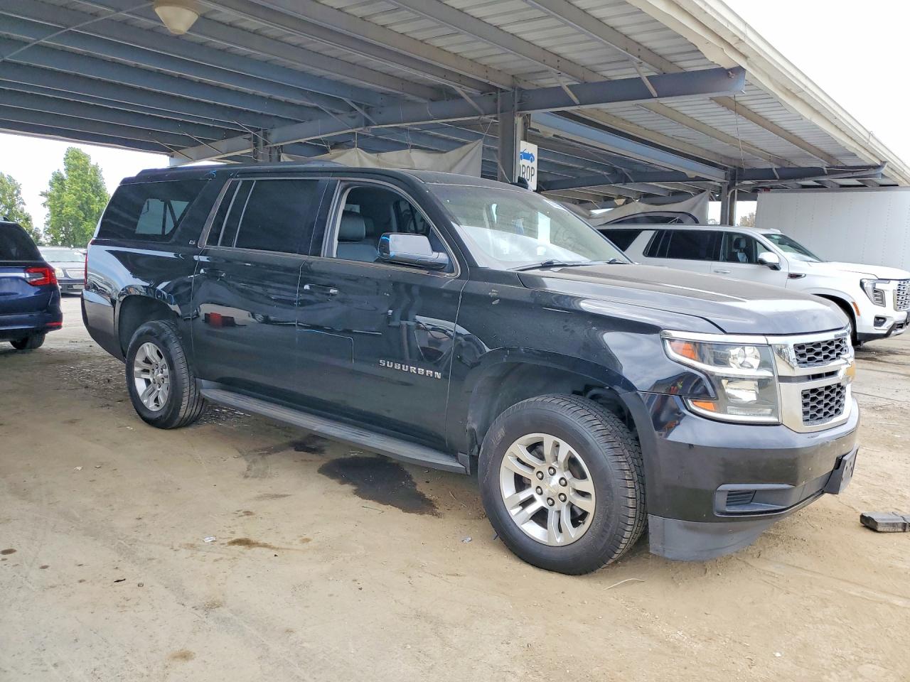 2016 CHEVROLET SUBURBAN C1500 LS — снимка 4