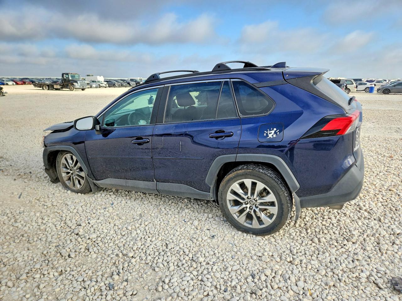 2023 TOYOTA RAV4 XLE PREMIUM — снимка 2