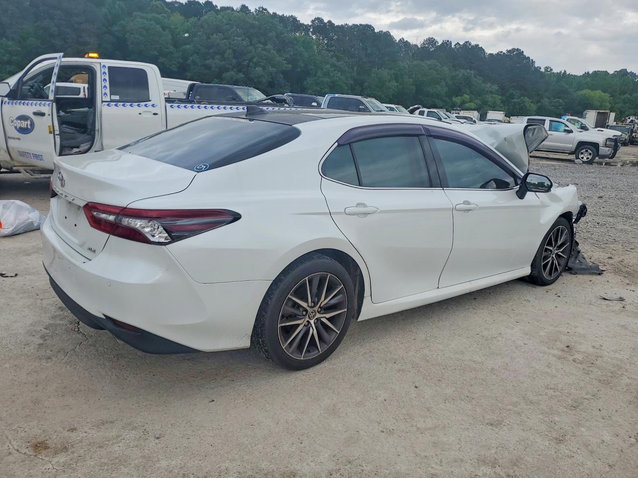 2021 TOYOTA CAMRY XLE — снимка 3