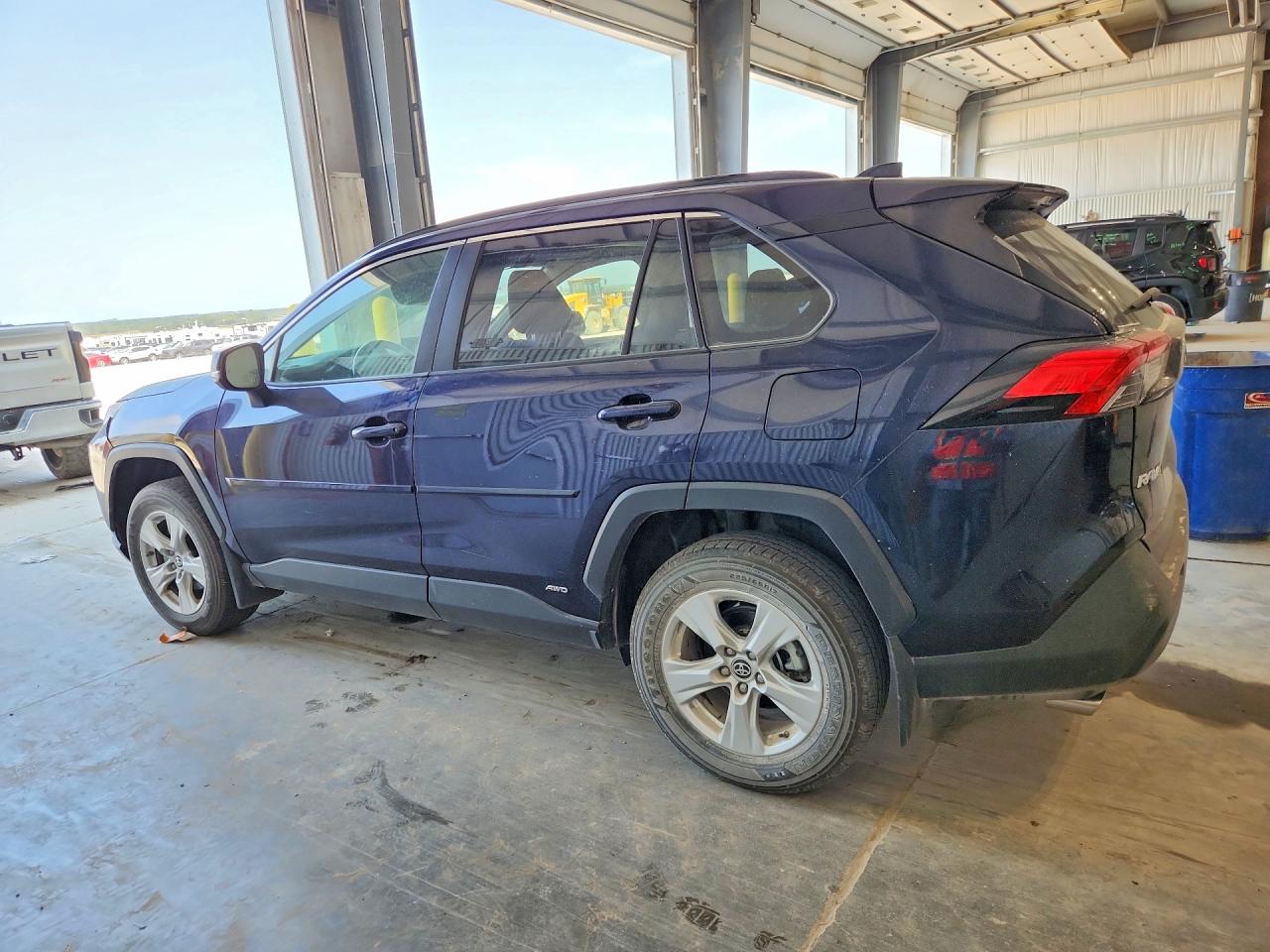 2021 TOYOTA RAV4 HYBRID XLE — снимка 2