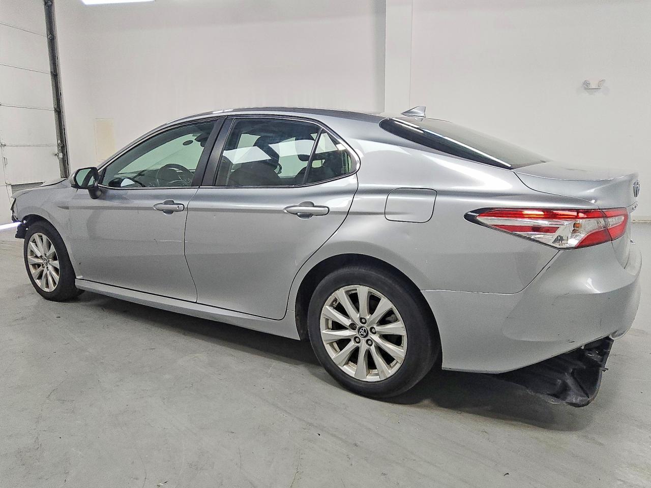 2019 TOYOTA CAMRY LE — снимка 2