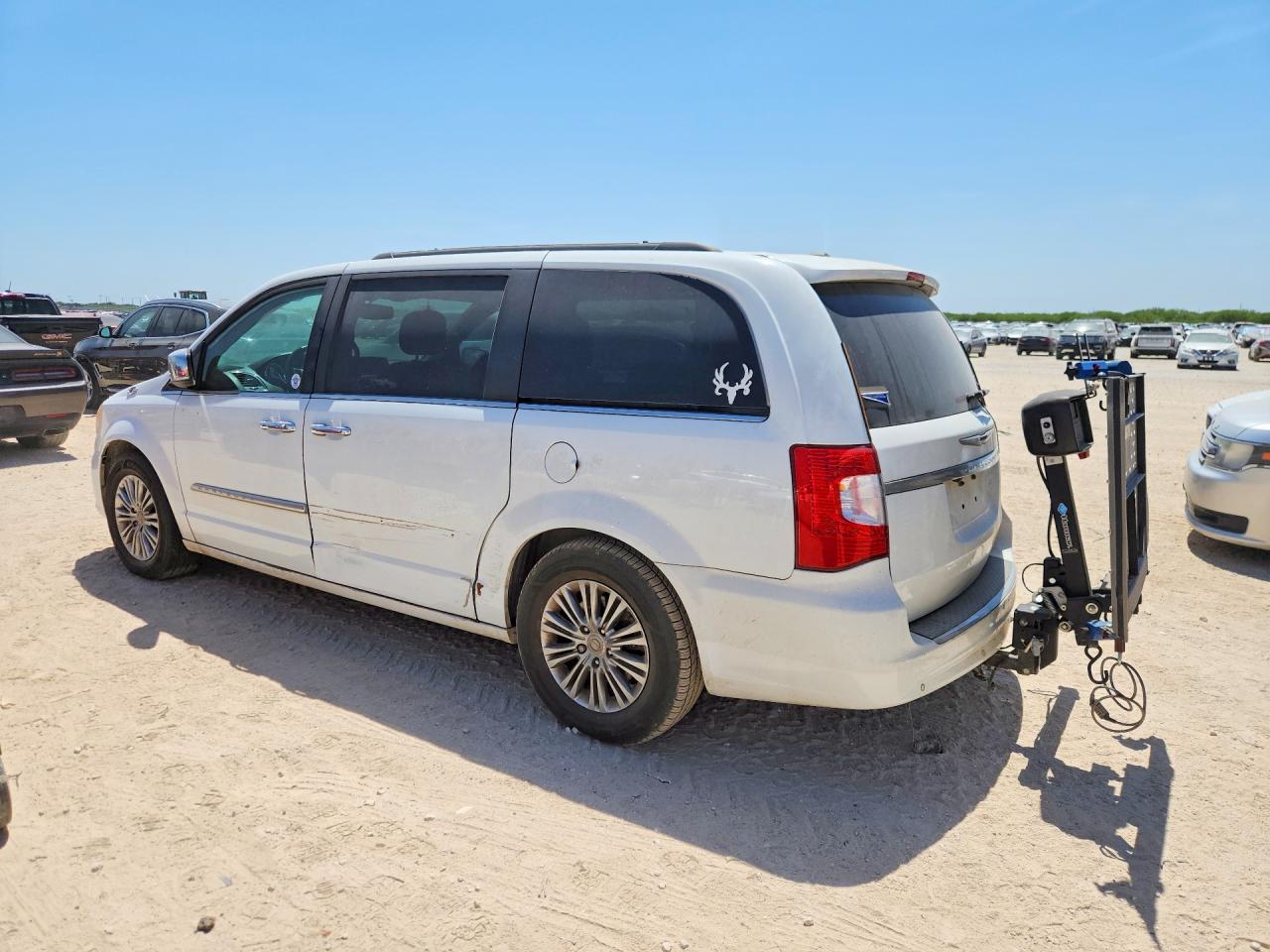 2016 CHRYSLER TOWN & COUNTRY TOURING L — снимка 2
