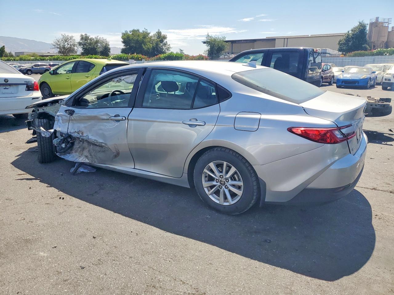 2025 TOYOTA CAMRY LE — снимка 2