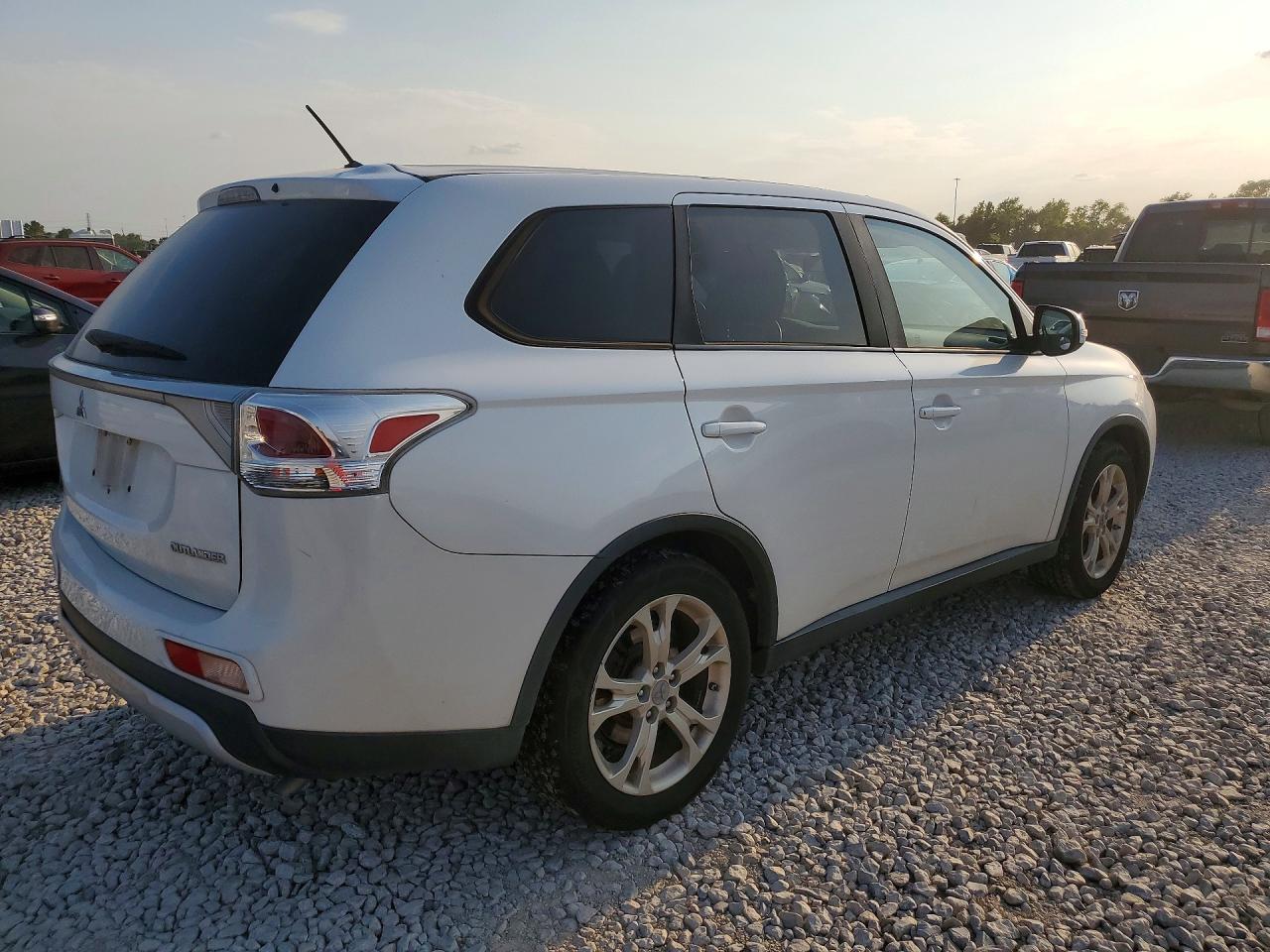 2015 MITSUBISHI OUTLANDER SE — снимка 3