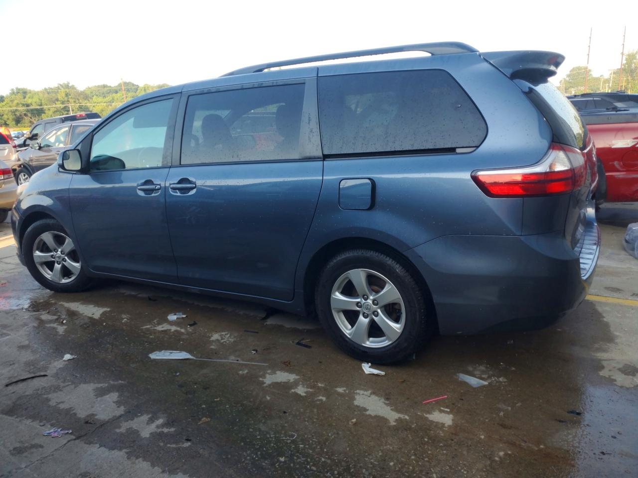 2017 TOYOTA SIENNA LE — снимка 2