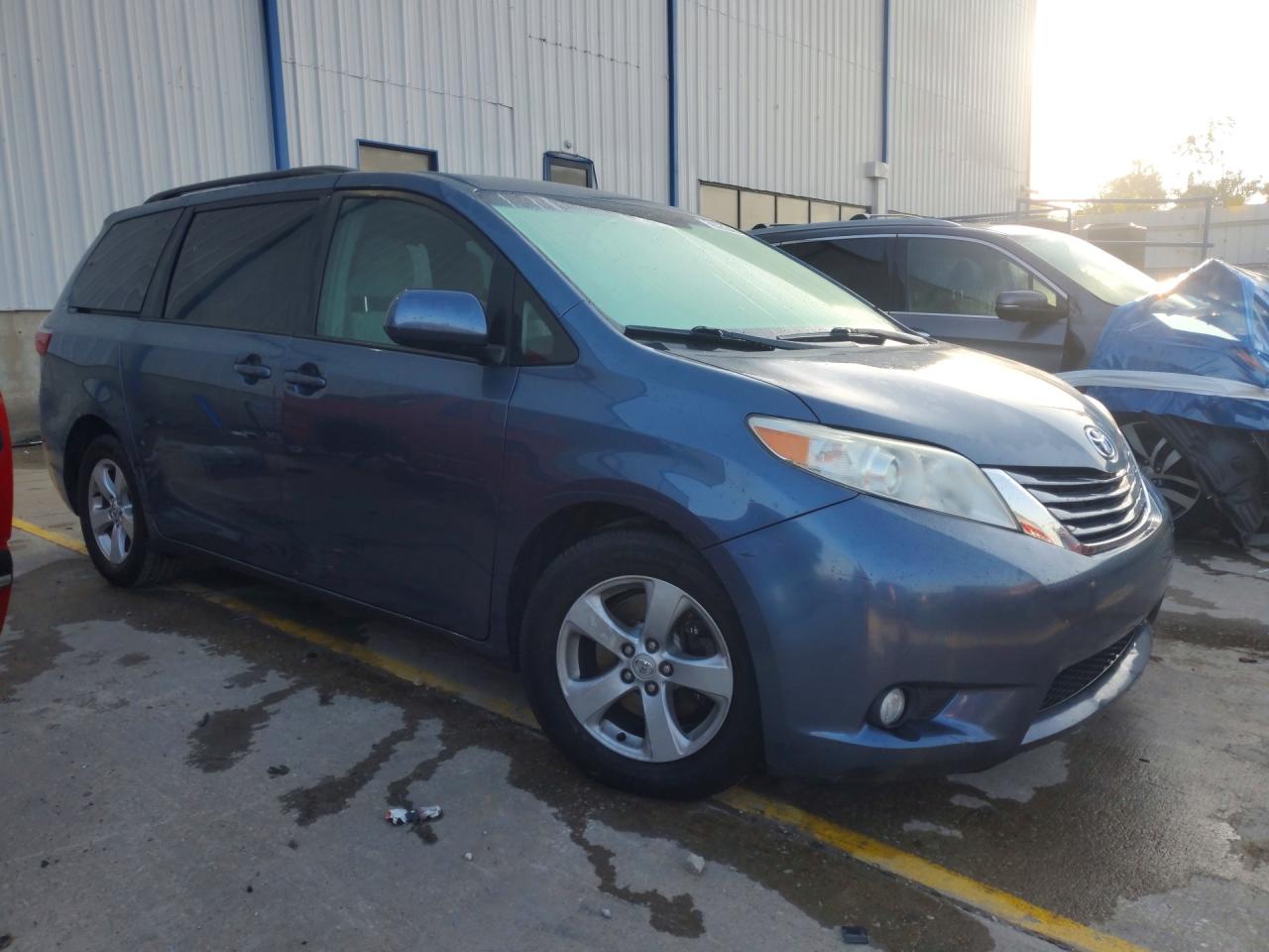 2017 TOYOTA SIENNA LE — снимка 4