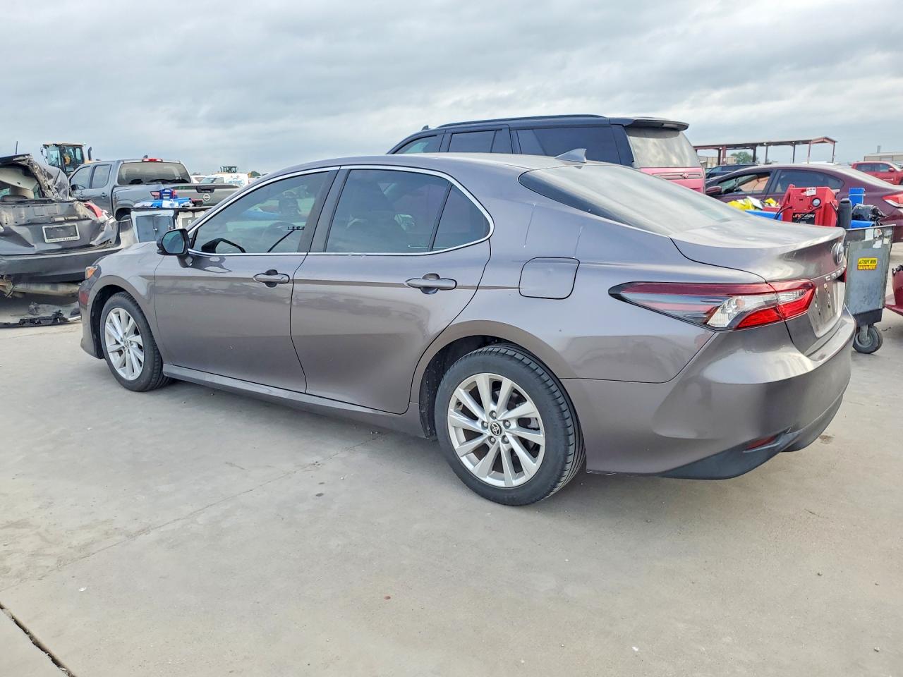 2021 TOYOTA CAMRY LE — снимка 2