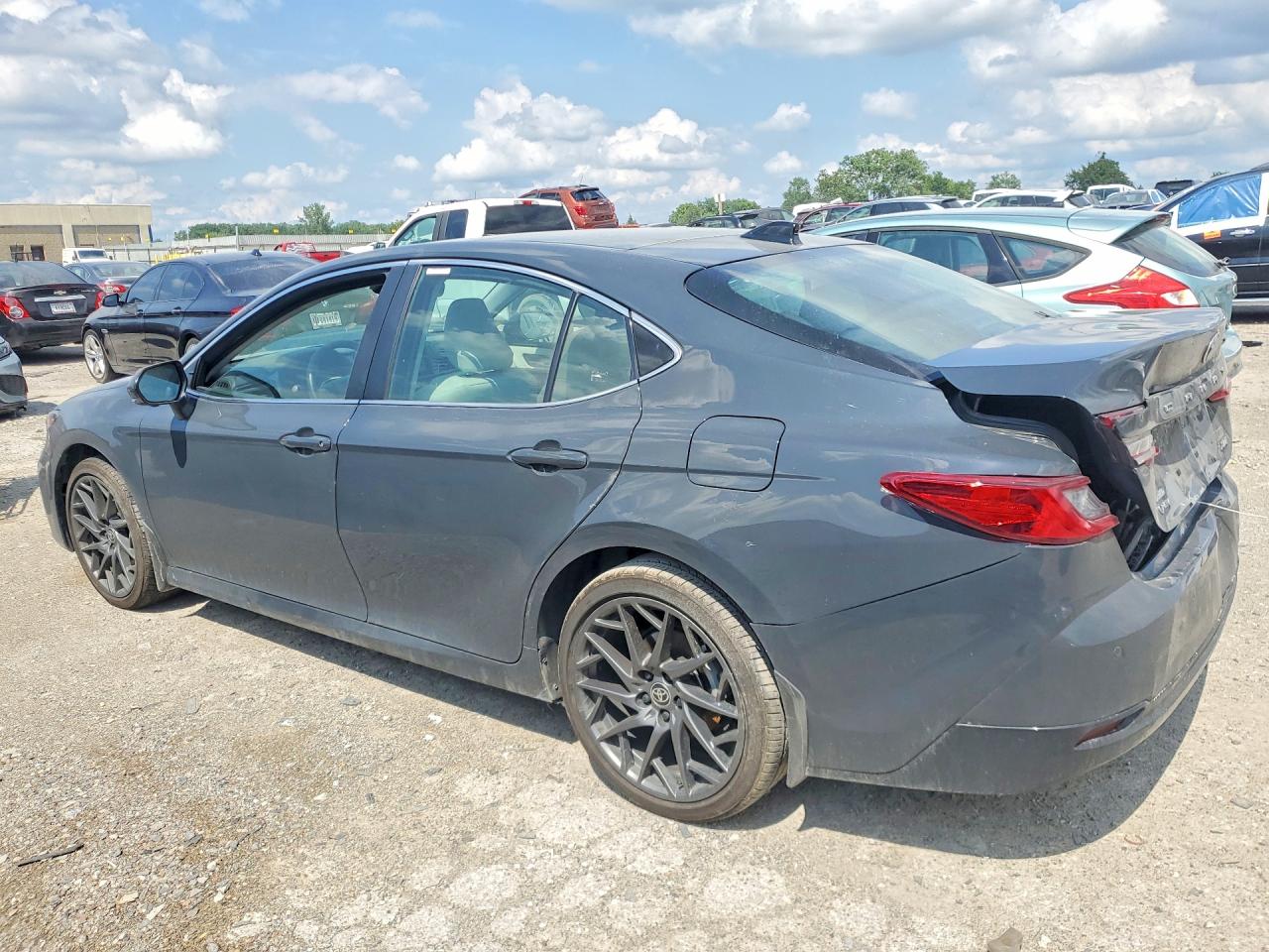 2026 TOYOTA CAMRY XLE — снимка 2