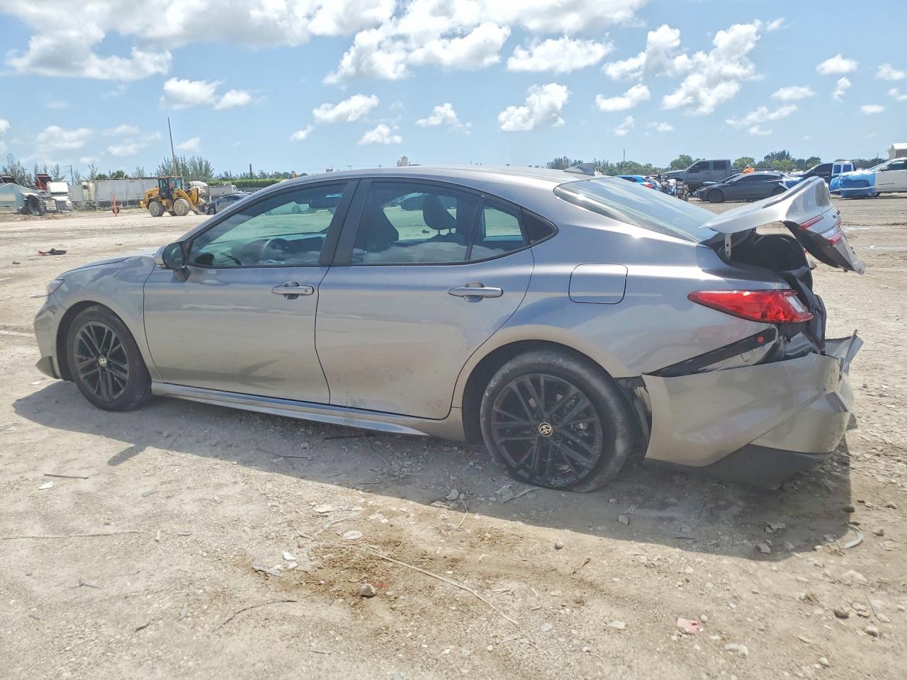 2025 TOYOTA CAMRY SE — снимка 2