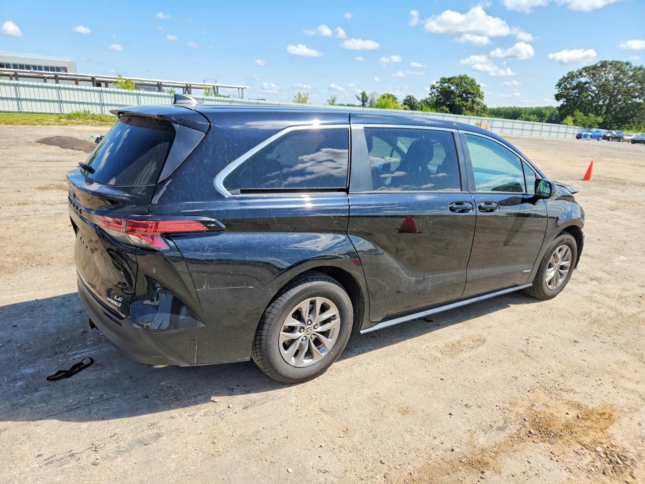 2021 TOYOTA SIENNA LE — снимка 3