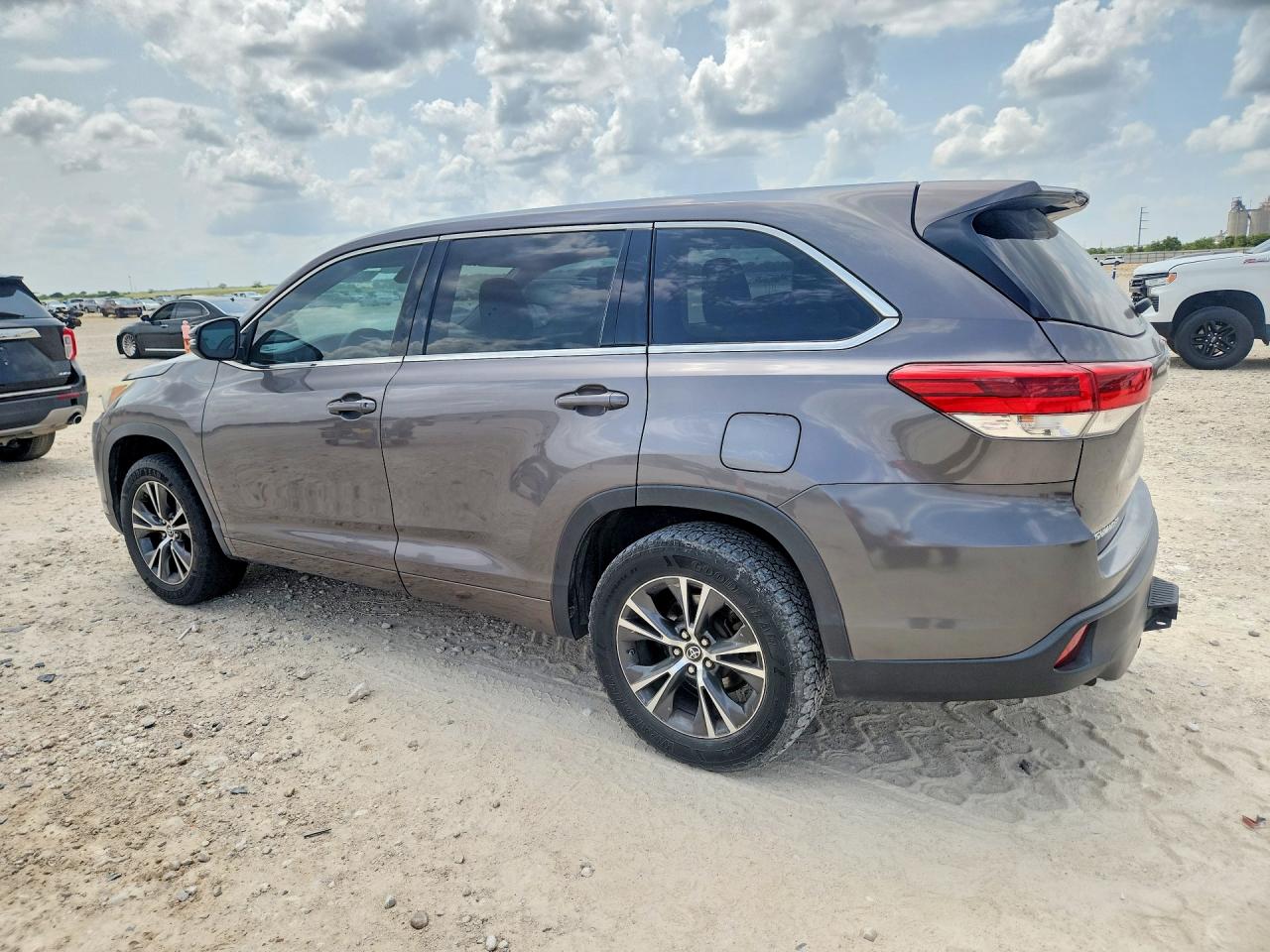 2018 TOYOTA HIGHLANDER LE — снимка 2