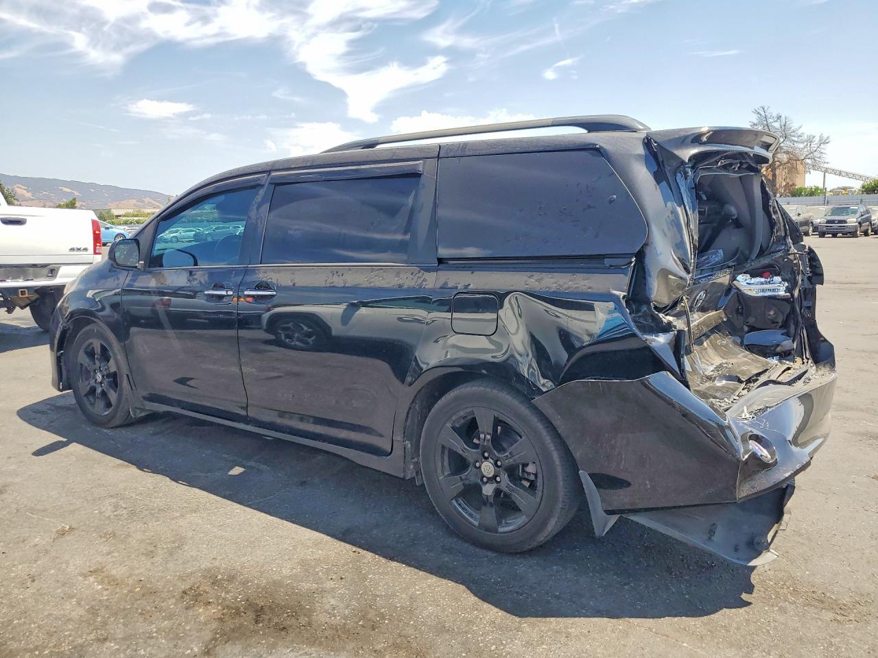 2017 TOYOTA SIENNA SE — снимка 2