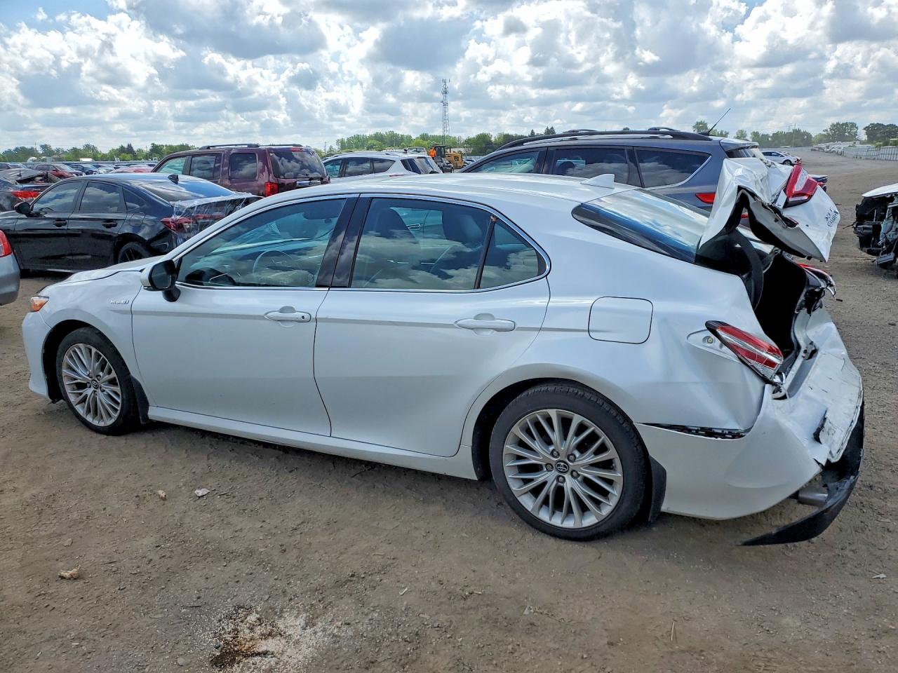 2018 TOYOTA CAMRY HYBRID SE — снимка 2
