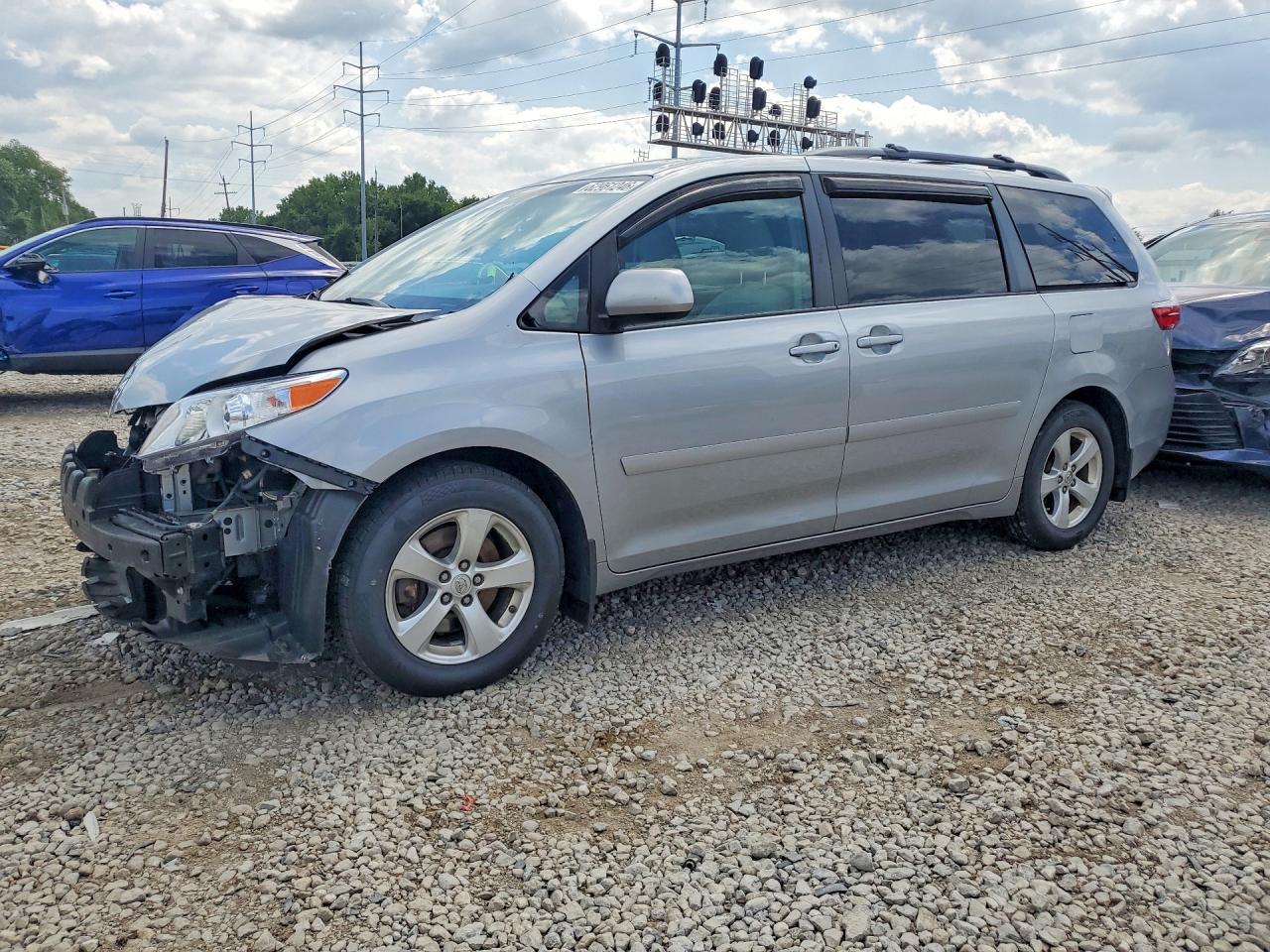 2017 TOYOTA SIENNA LE