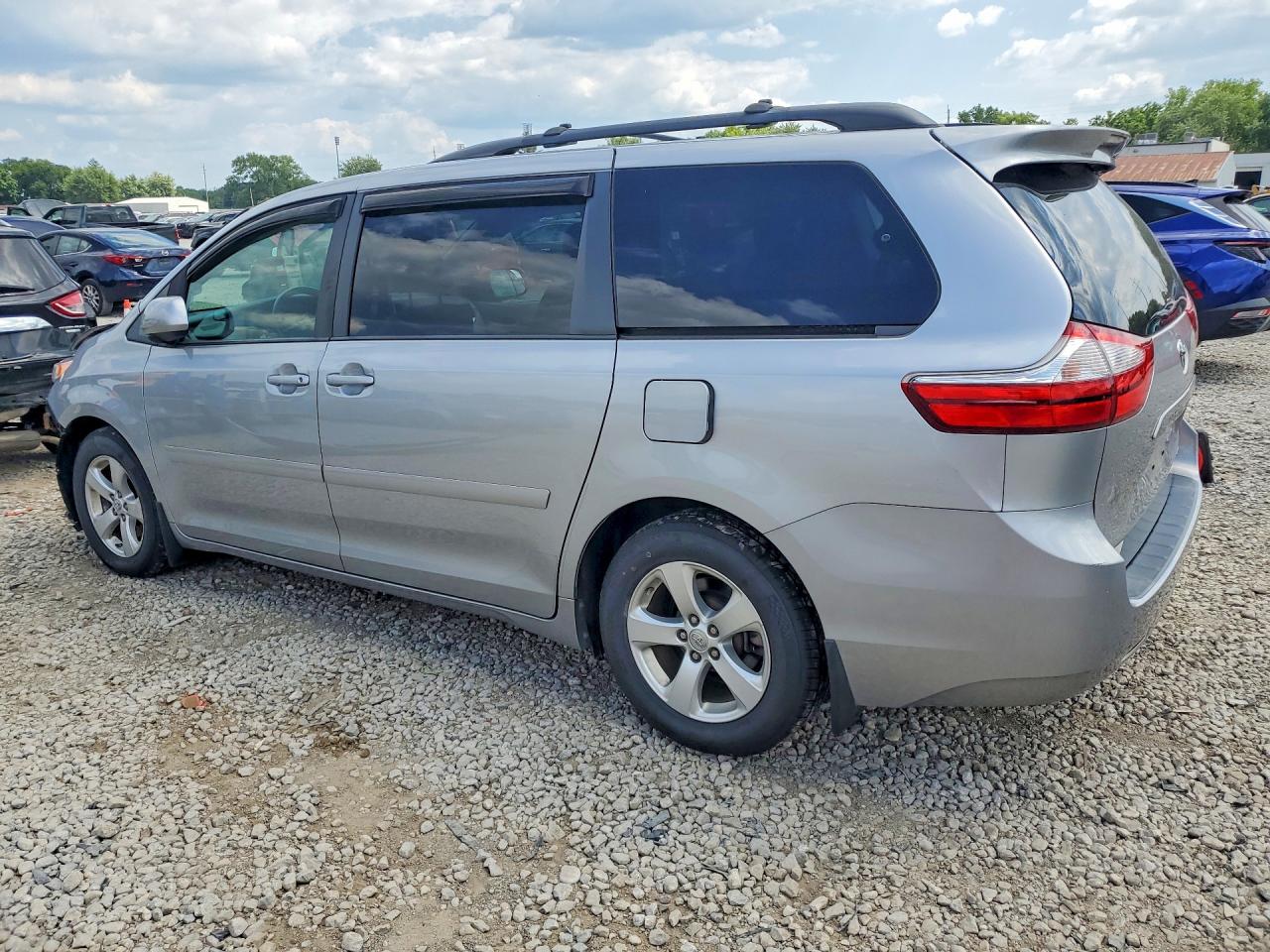 2017 TOYOTA SIENNA LE — снимка 2