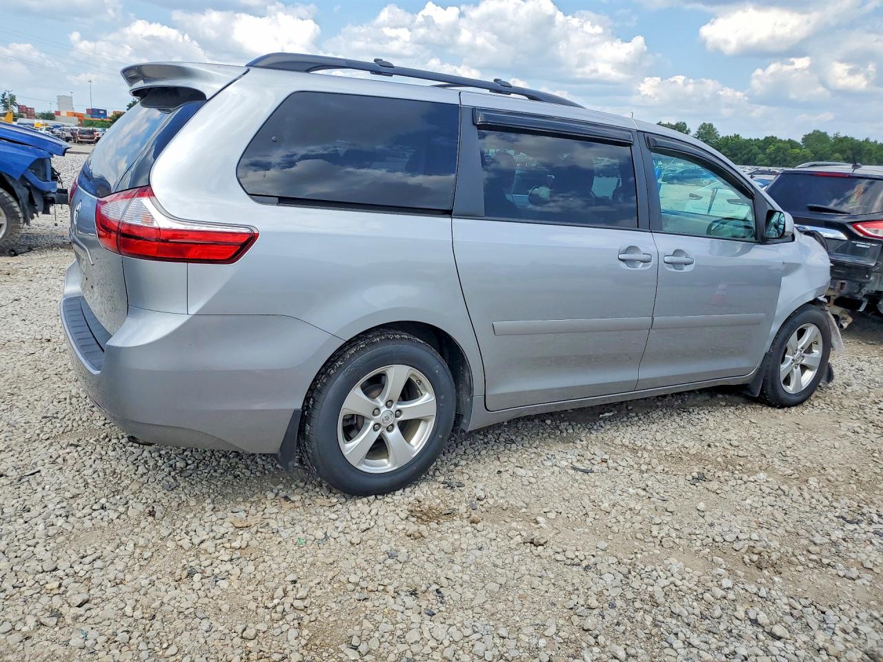 2017 TOYOTA SIENNA LE — снимка 3