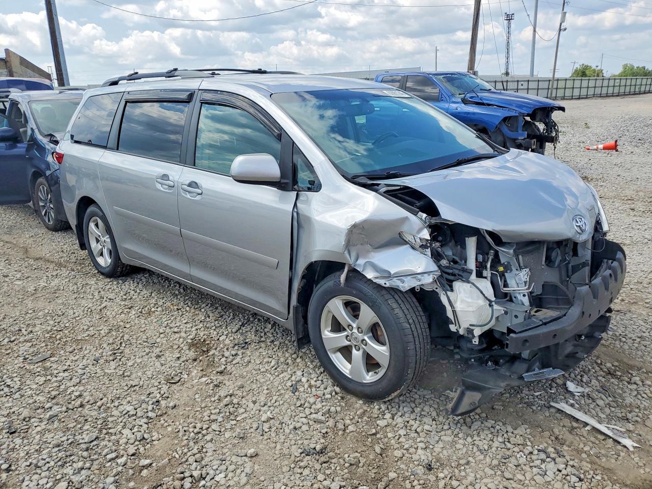 2017 TOYOTA SIENNA LE — снимка 4