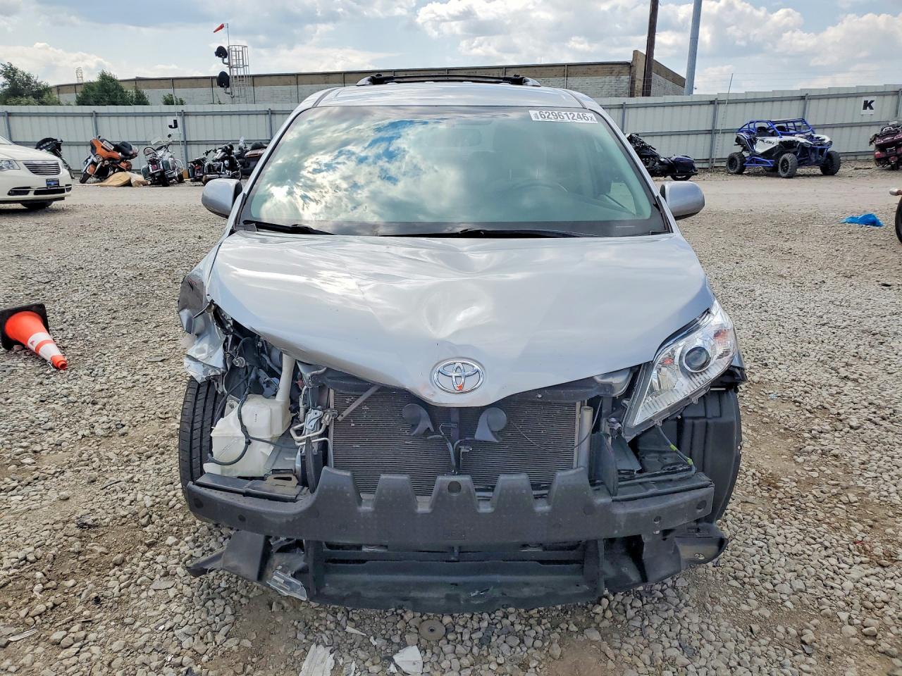 2017 TOYOTA SIENNA LE — снимка 5