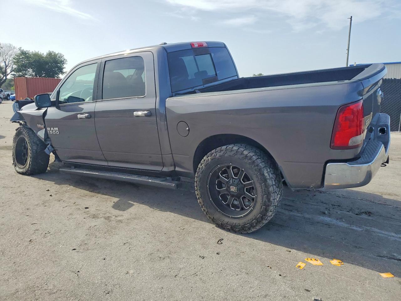 2017 RAM 1500 SLT — снимка 2