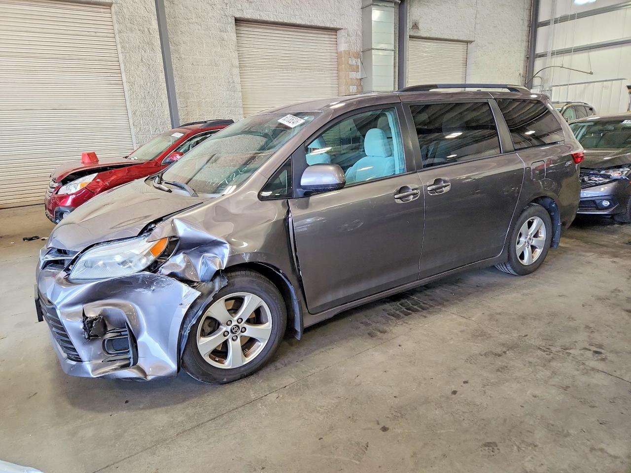 2018 TOYOTA SIENNA LE