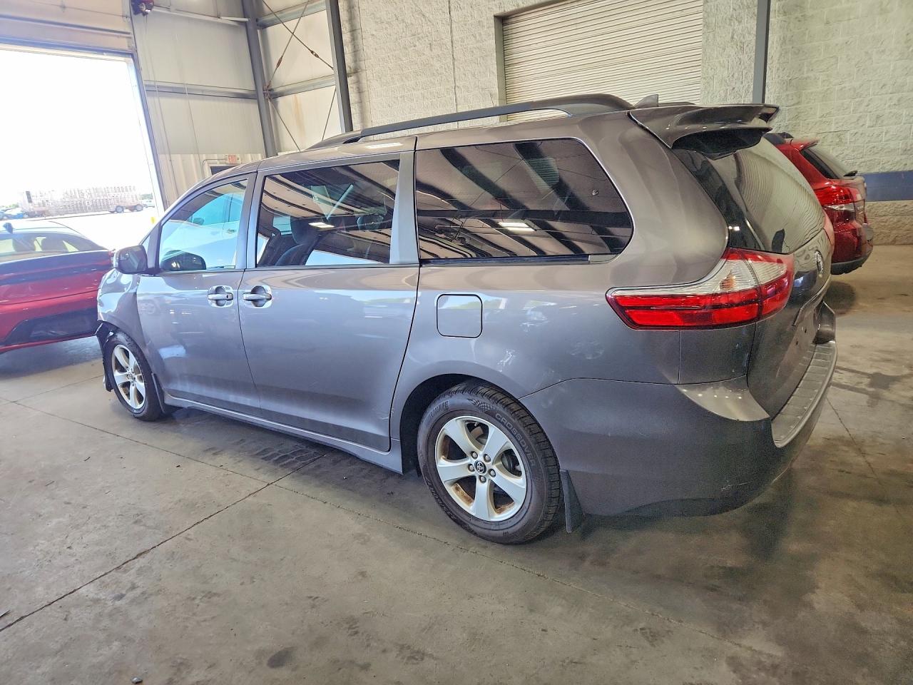 2018 TOYOTA SIENNA LE — снимка 2