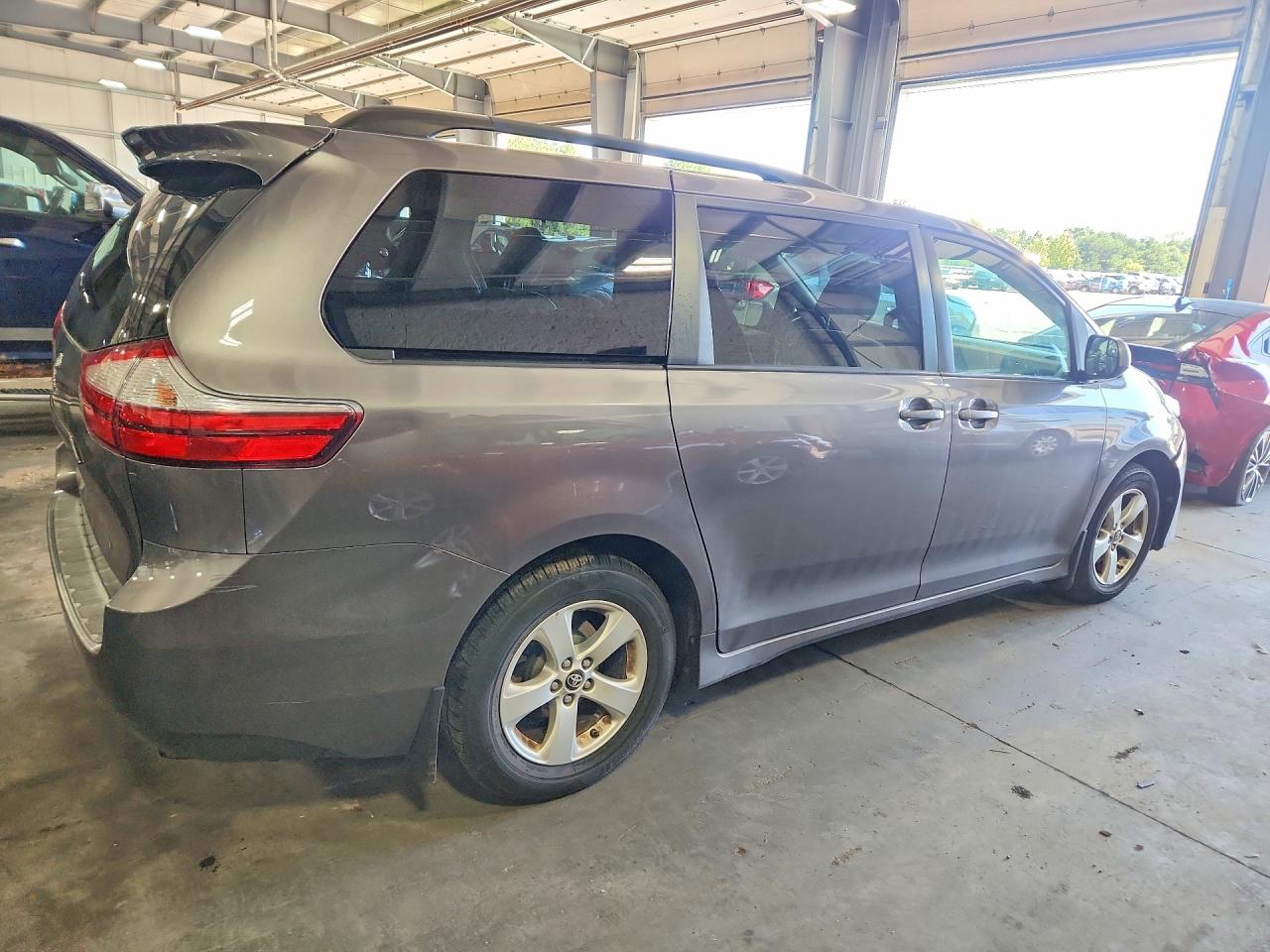 2018 TOYOTA SIENNA LE — снимка 3