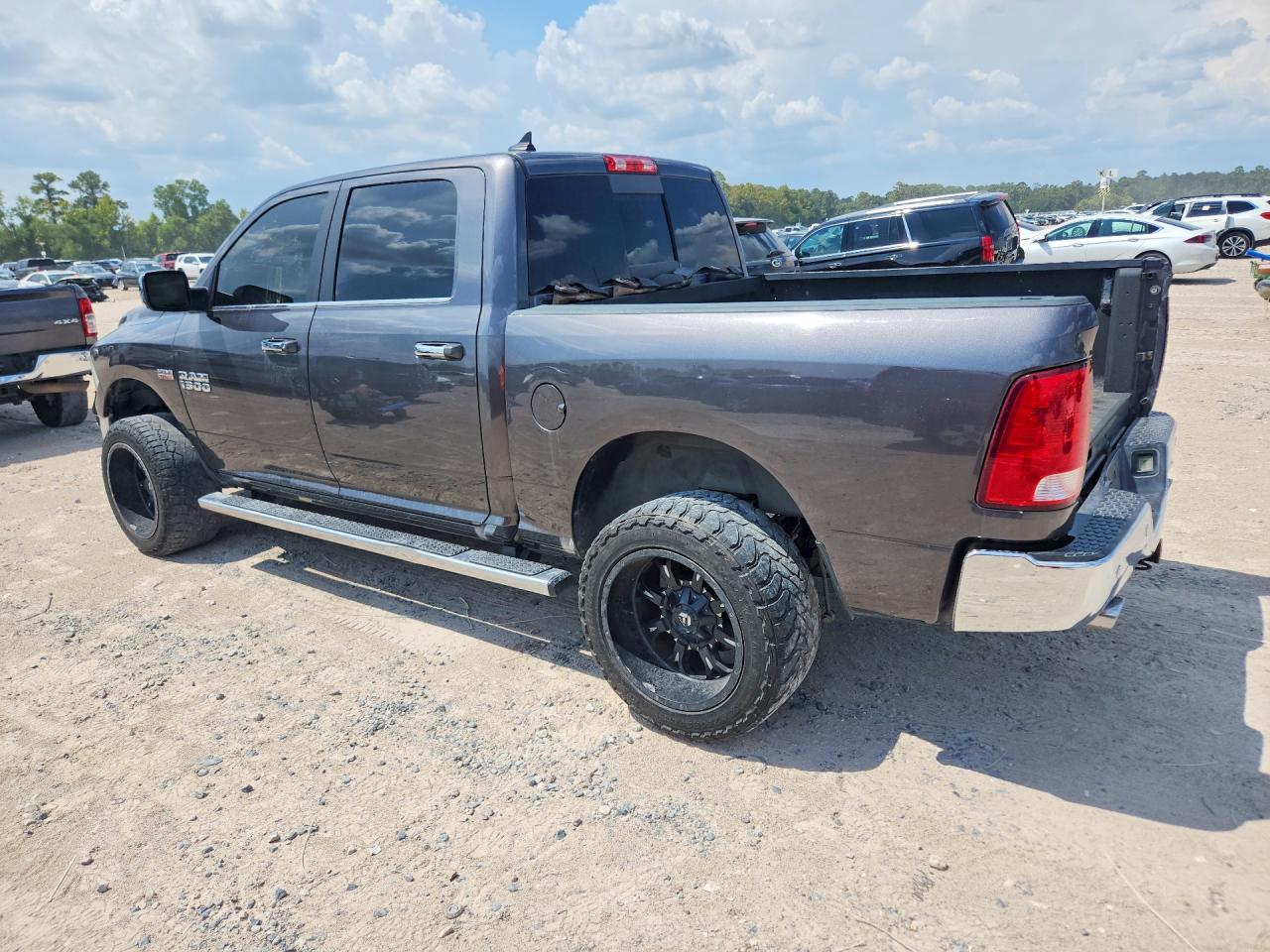 2017 RAM 1500 SLT — снимка 2