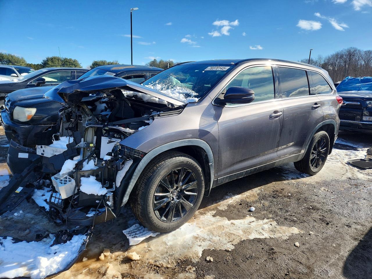 2019 TOYOTA HIGHLANDER SE