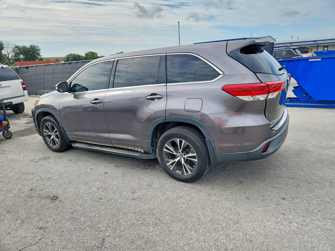 2017 TOYOTA HIGHLANDER LE — снимка 2