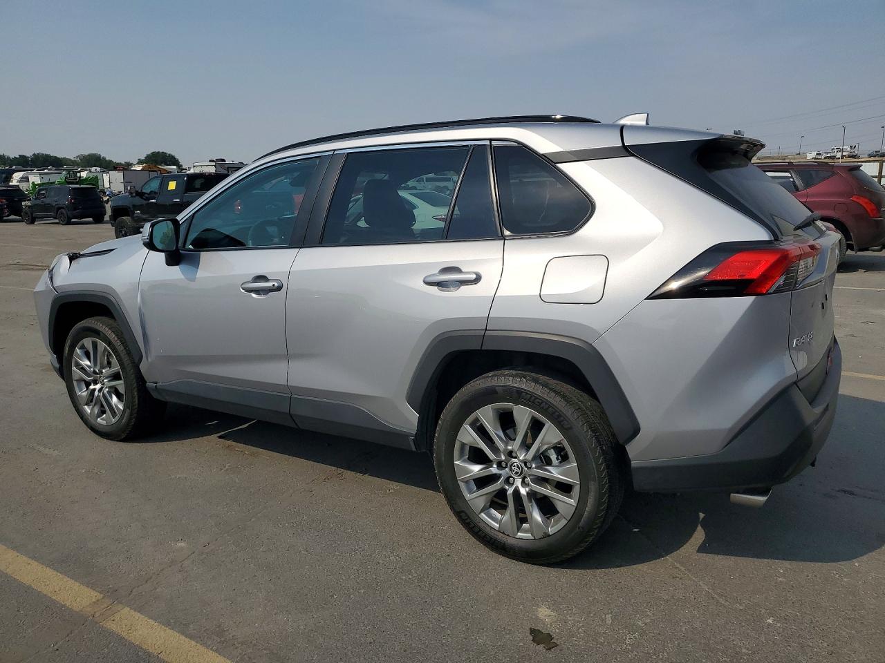2024 TOYOTA RAV4 XLE PREMIUM — снимка 2