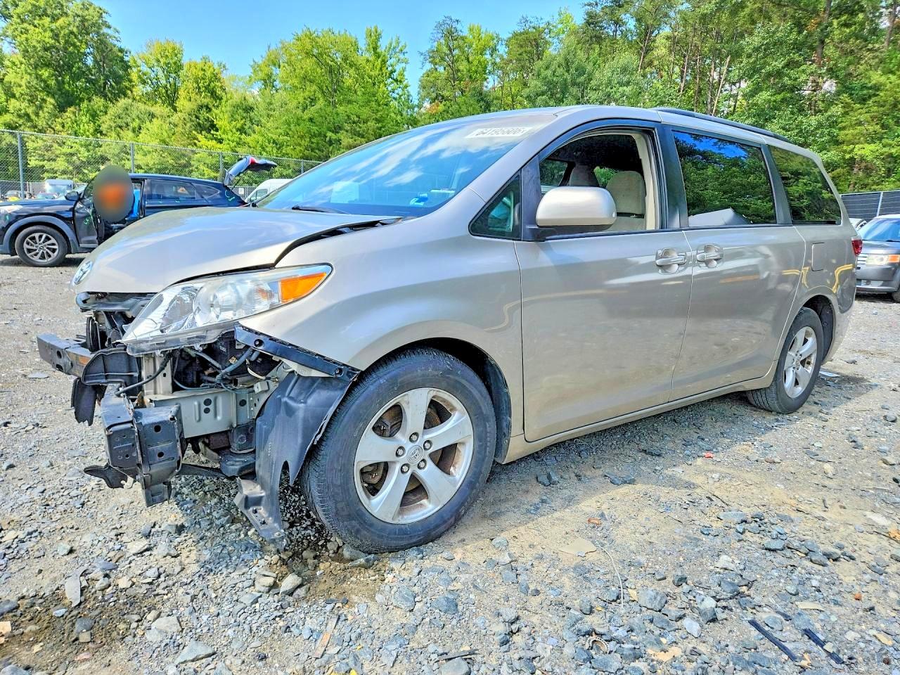 2017 TOYOTA SIENNA LE