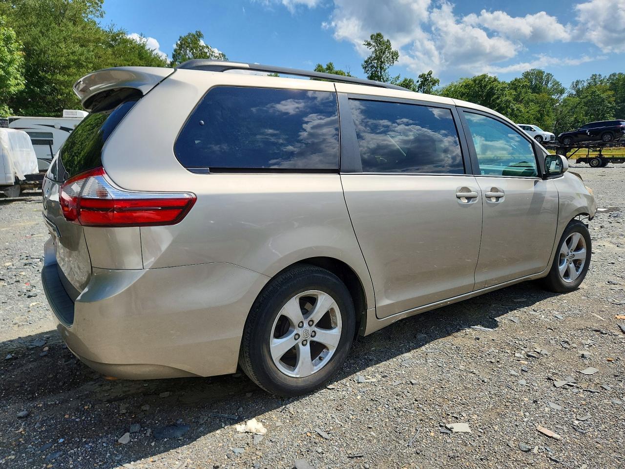 2017 TOYOTA SIENNA LE — снимка 4
