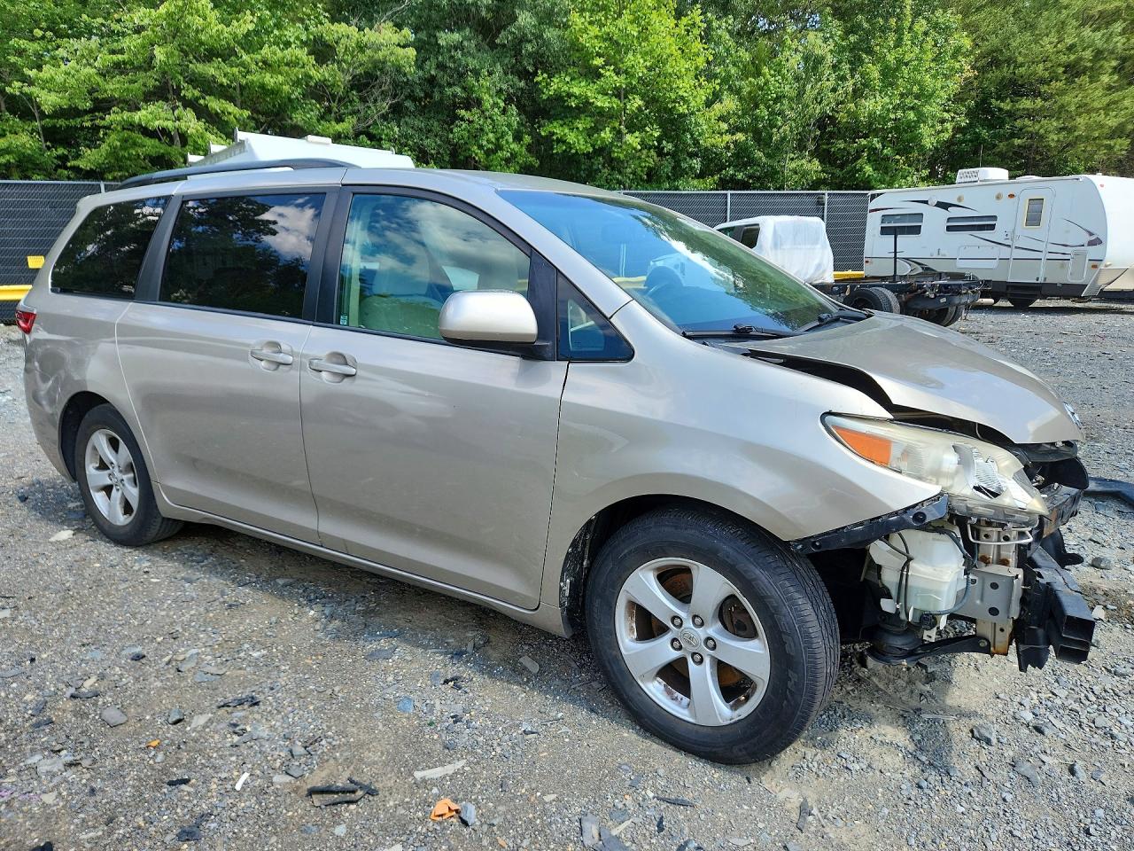 2017 TOYOTA SIENNA LE — снимка 5