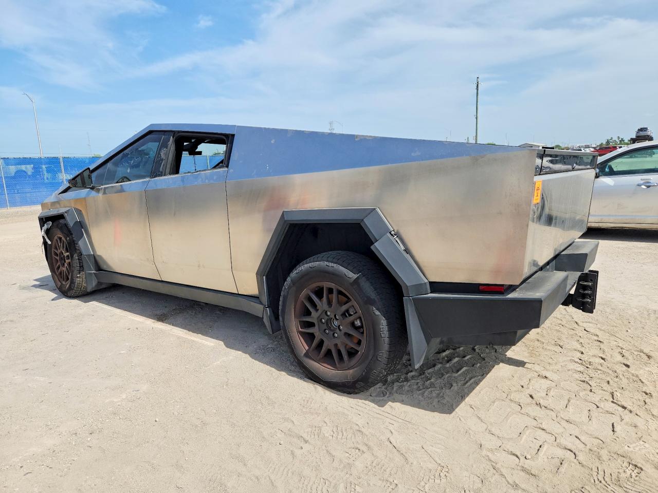 2025 TESLA CYBERTRUCK — снимка 2