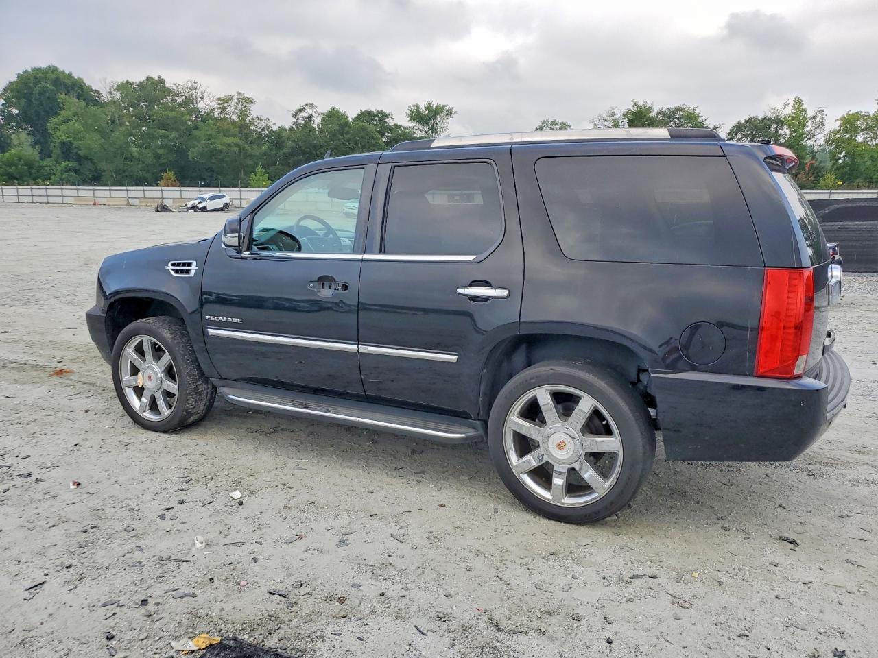 2013 CADILLAC ESCALADE LUXURY — снимка 2