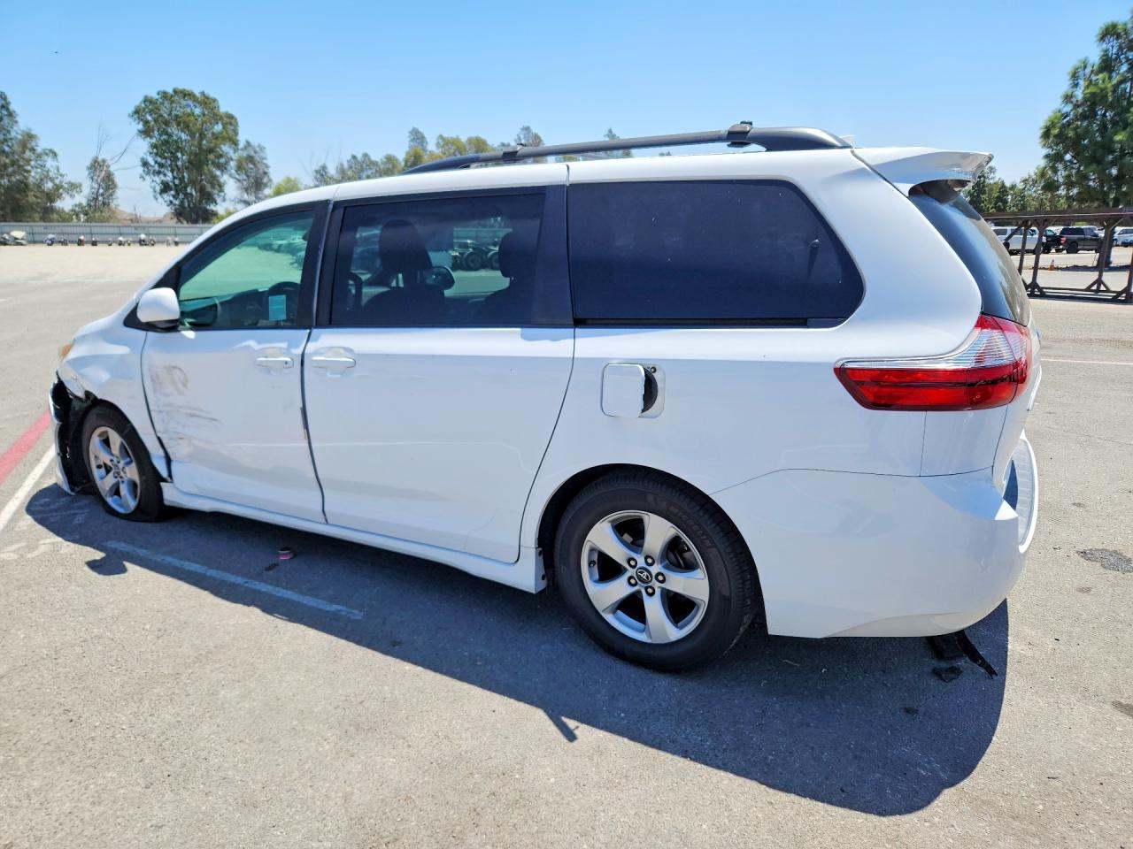2018 TOYOTA SIENNA LE — снимка 2
