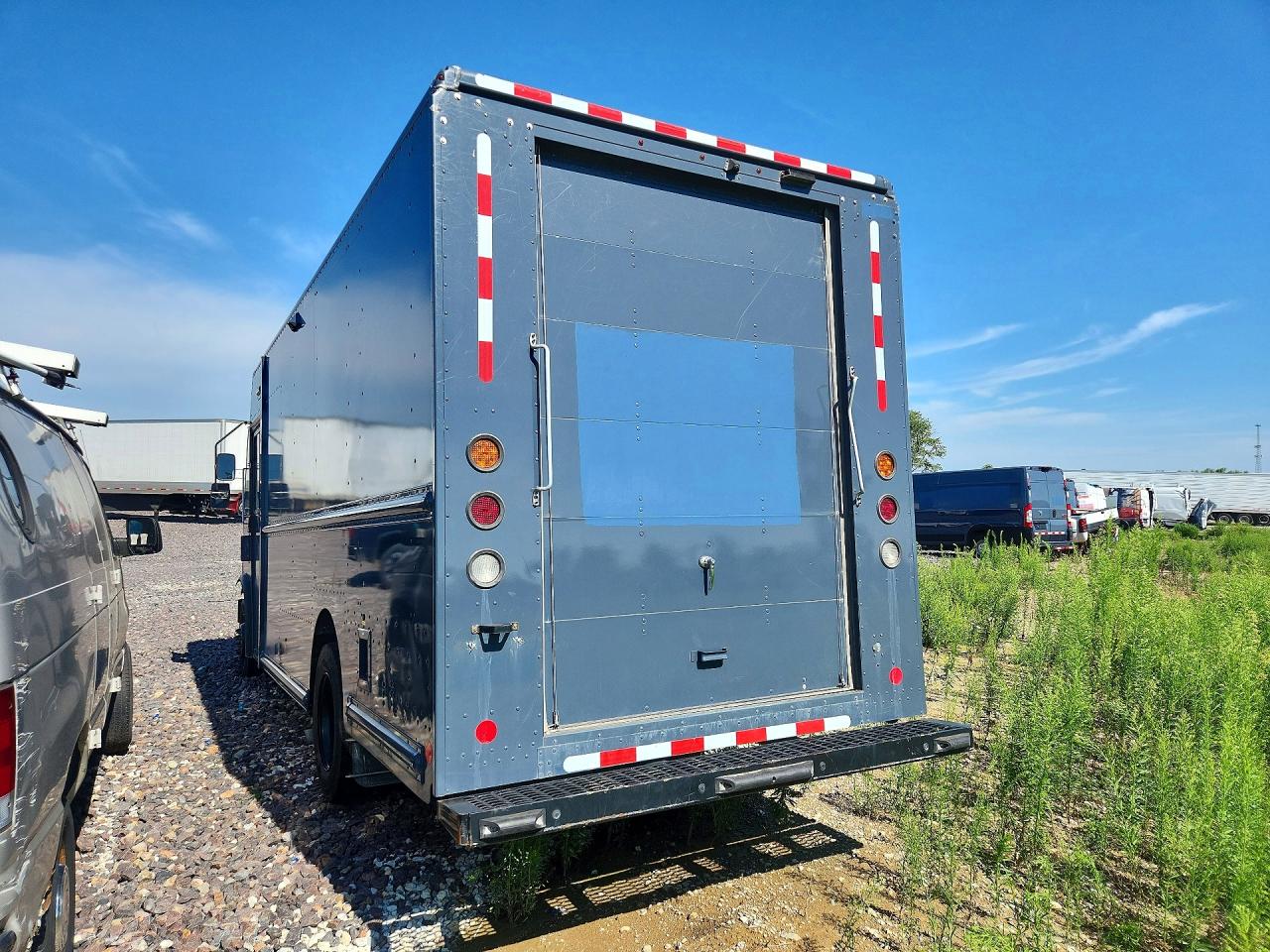 2021 FORD F59 — снимка 2