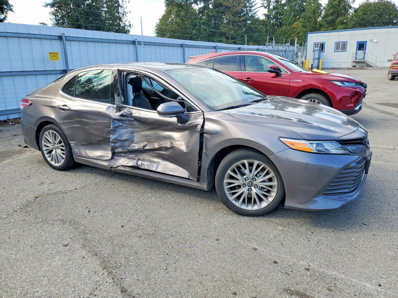 2019 TOYOTA CAMRY HYBRID XLE — снимка 4