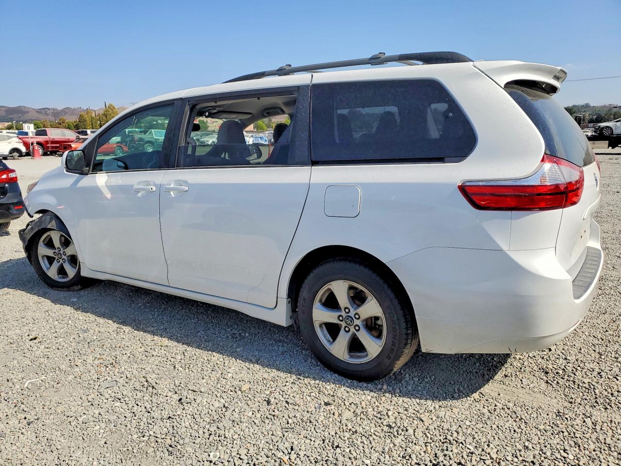 2018 TOYOTA SIENNA LE — снимка 2