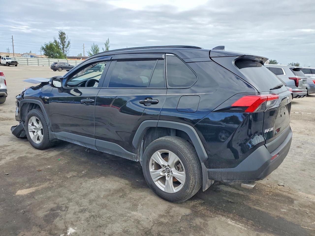 2021 TOYOTA RAV4 XLE — снимка 2