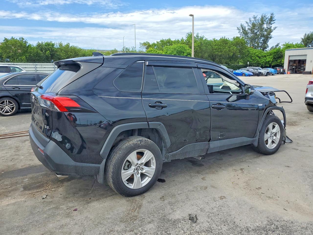 2021 TOYOTA RAV4 XLE — снимка 3