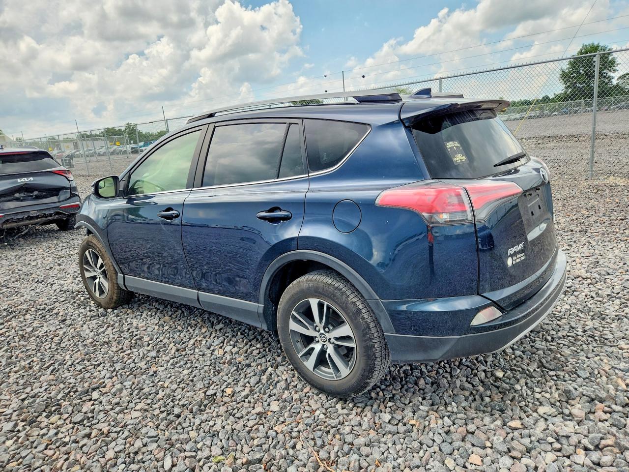 2017 TOYOTA RAV4 XLE — снимка 2