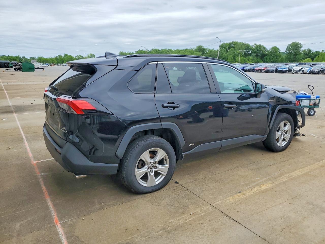 2020 TOYOTA RAV4 HYBRID XLE — снимка 3