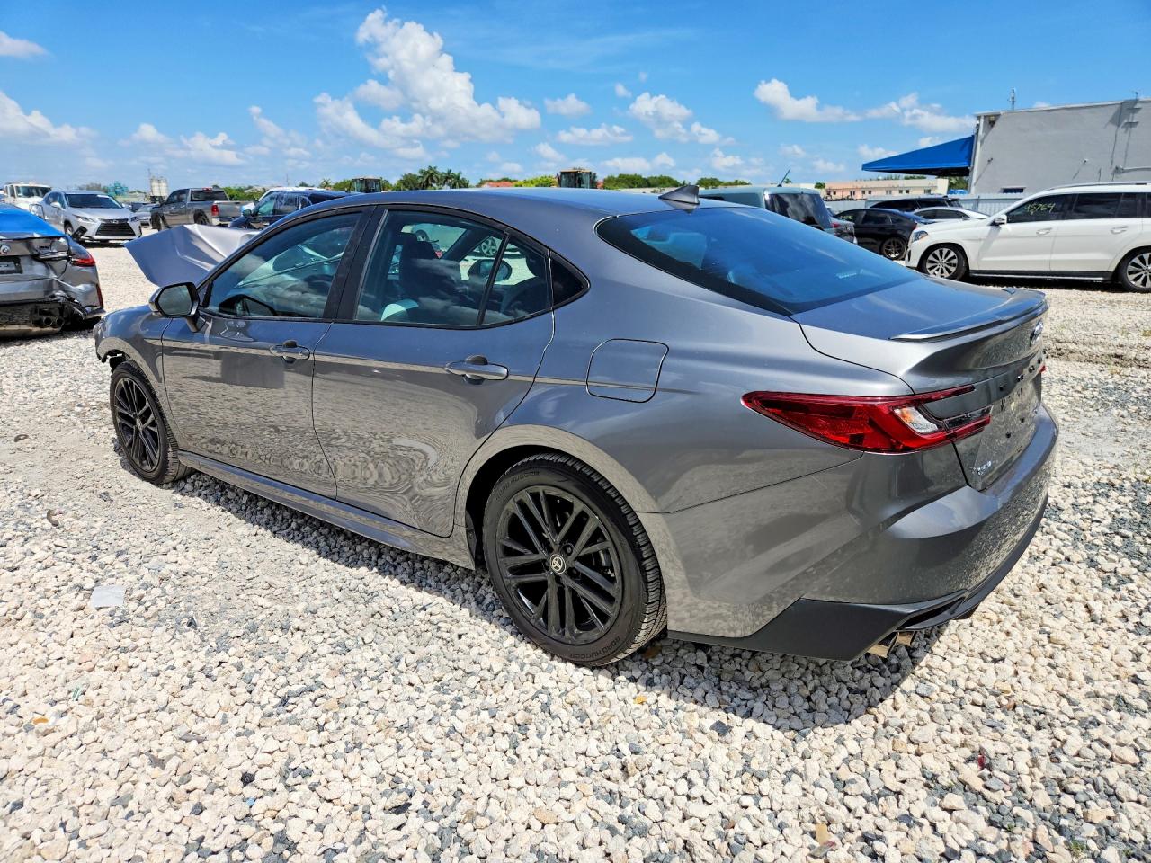 2025 TOYOTA CAMRY SE — снимка 2
